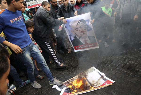 ▲大批「哈馬斯」的支持者周五在加薩示威，同時焚燒美國總統川普與以色列總理納坦雅胡的肖像。（圖／達志影像／美聯社）