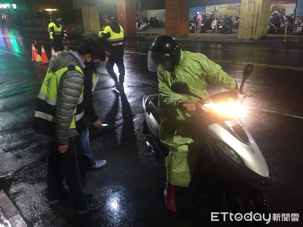 ▲▼警方與環保局共同稽查非法改裝排氣管之機車。（圖／記者陳豐德翻攝）