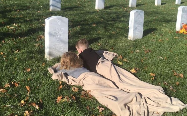 ▲▼8歲與5歲的兒子來到維吉尼亞州的阿靈頓國家公墓探望父親的墓碑。（圖／翻攝自臉書／Kait Brazel）