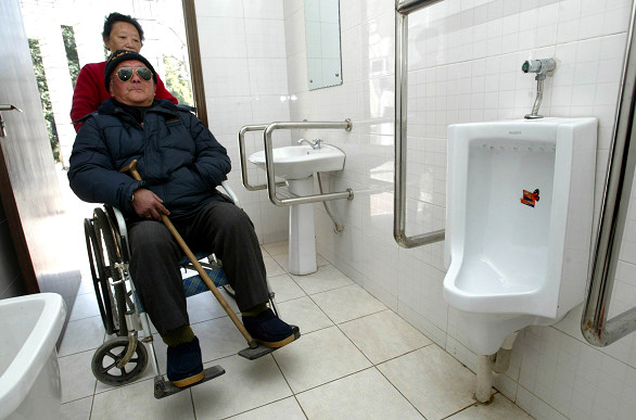 上海首座無性別公廁近日運行滿一年，累計使用超過7。3萬人次。「第三衛生間」等為特殊人群提供便利的廁所，有望在上海的醫院、景區、客運場所等「遍地開花」。（圖／新華社）