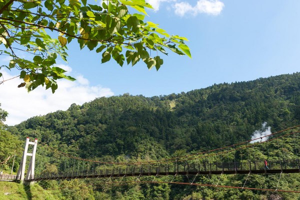 站在「多望吊橋」上可遠眺冒著白煙的溫泉源頭。