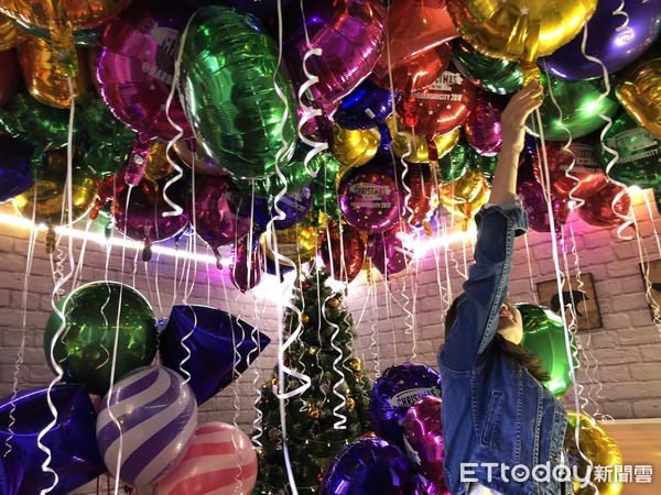 ▲香港海港城聖誕裝置藝術有繽紛氣球海。（圖／記者曹悅華攝。）