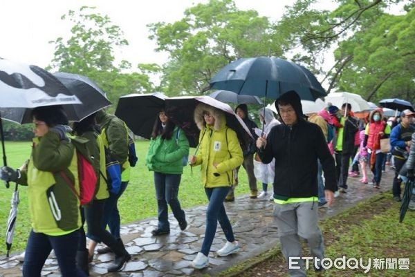 ▲「2017用腳旺台灣」埔心牧場親子健行３０００人撐雨冒雨前進。（圖／桃園市政府提供）