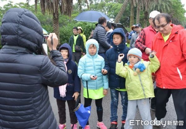 ▲▼民眾健行之餘還不時趁機拍照。（圖／桃園市政府提供）