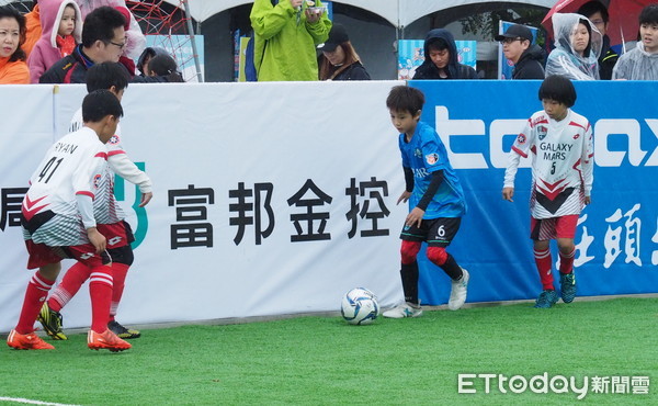 ▲迷你足球錦標賽，香港喜樂足球學校(藍)。（圖／記者顏如玉攝）