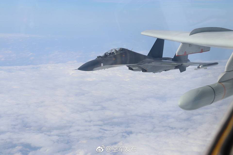 中國空軍官方微博發布蘇-30及轟-6K遠訓照片，並配文「周末，分享美圖：中國空軍 遠洋訓練！ 」。（圖／翻攝自「空軍發布」微博）