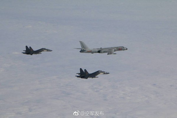 中國空軍官方微博發布蘇-30及轟-6K遠訓照片，並配文「周末，分享美圖：中國空軍 遠洋訓練！ 」。（圖／翻攝自「空軍發布」微博）