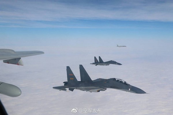 中國空軍官方微博發布蘇-30及轟-6K遠訓照片，並配文「周末，分享美圖：中國空軍 遠洋訓練！ 」。（圖／翻攝自「空軍發布」微博）