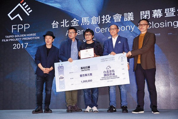 陳勝吉（左三）與製片劉怡航（左二）今年以作品《風和日麗》受黃渤（左一）、張家振（右二）、張家魯（右一）3位評審青睞獲金馬創投百萬首獎。此為陳勝吉兩度拿下百萬首獎。
