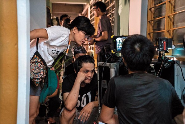 《分貝人生》在吉隆坡新舊交替的城市富都取景，出身技術組的導演陳勝吉（中）對所有細節都親力親為。（摩爾娛樂提供）