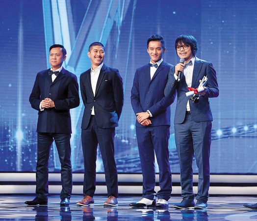 《分貝人生》在今年上海電影節亞洲新人獎成大贏家，陳勝吉（右起）領取最佳影片獎、男主角陳澤耀獲最佳男演員、陳克勤獲最佳攝影獎。左一為製片李治成。（摩爾娛樂提供）