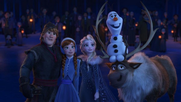《可可夜總會》加映《雪寶的佳節冒險》動畫短片，雖然有《冰雪奇緣》的巨星艾莎與安娜，卻引發爭議。（迪士尼提供）
