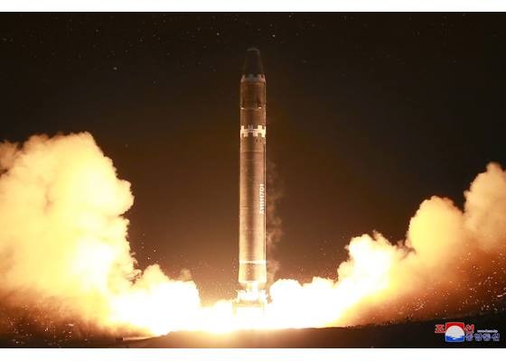 ▲▼北韓11月29日發射「火星-15」新型洲際彈道飛彈影像。（圖／翻攝自朝鮮中央電視台Korean Central Television）