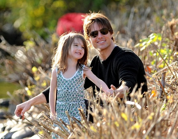 湯姆克魯斯（Tom Cruise）與前妻凱蒂荷姆絲（Katie Holmes）的女兒蘇莉（Suri Cruise）。（圖／翻攝自推特）