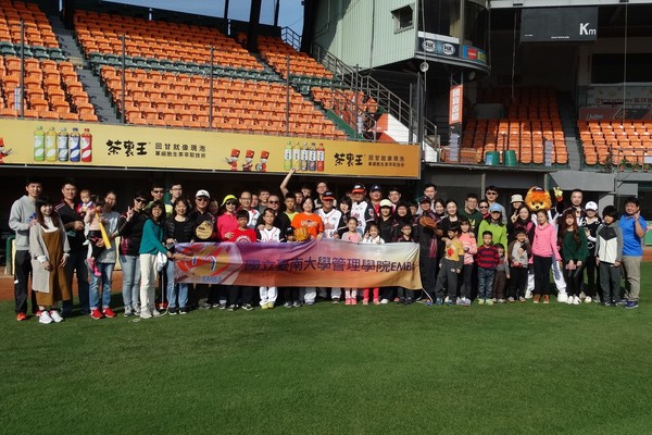 ▲潘威倫、高國慶出席台南大學EMBA棒球營。（圖／統一獅提供）