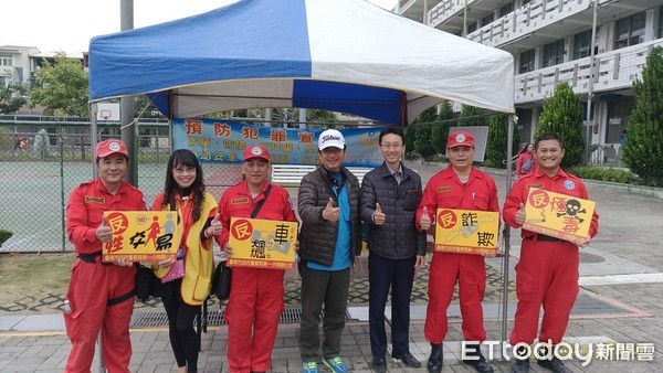 ▲台南市東區崇學國小舉辦校慶暨運動會活動，特邀請台南市警一分局文化派出所前往設攤，進行預防犯罪宣導。（圖／警方提供）