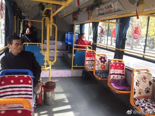 ▲公車司機自費買椅墊　乘客坐完直接幹走「不相信人性了！」。（圖／翻攝微博）