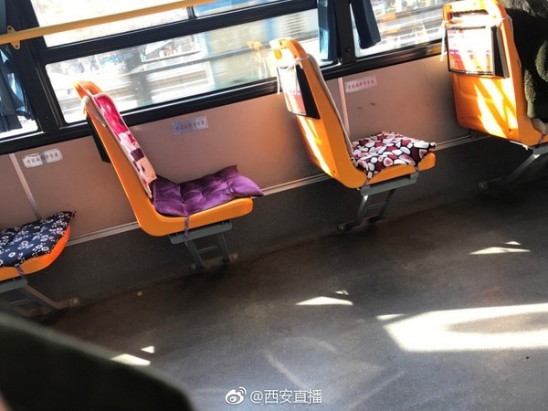 ▲公車司機自費買椅墊　乘客坐完直接幹走「不相信人性了！」。（圖／翻攝微博）