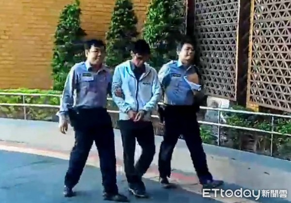 ▲▼詐騙集團為降低取款車手被逮捕的耗損率，創設所謂的「測試員」，先替車手拿著人頭帳戶金融卡測試是否為警示戶。台北市信義分局警方逮到一楊姓男子，供稱是網路遊戲聊天室內網友介紹的工作，每次酬勞2000元。（圖／記者楊佩琪翻攝）