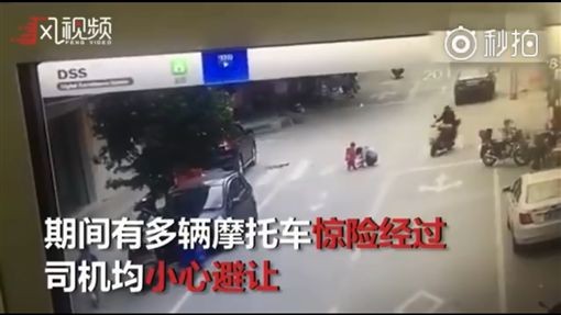 ▲媽媽帶著兒子蹲在馬路中央，雙雙被車子輾過。（圖／翻攝自陸網）