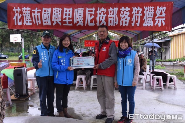 花蓮市原住民狩獵祭12月9日起登場，一連兩天有10個部落在自己的部落領域辦理狩獵祭，有些部落則有耆老示範陷阱製作，讓屬於原住民的技藝不致失傳，市長魏嘉賢治現場發放狩獵祭補助金。（圖／花蓮市公所提供）