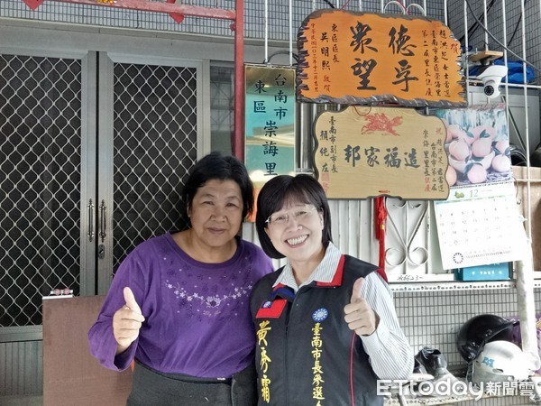 ▲大台南婦女會理事長、前台南大學校長黃秀霜（右），拜訪崇誨里里長趙洪芝，聽取地方聲音。（圖／黃秀霜提供）