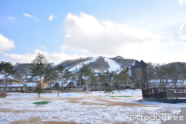 ▲▼韓國2018平昌冬奧滑雪賽場InterContinental Alpensia Pyeongchang Resort阿爾帕西亞洲際度假酒店的初階練習場以及附近的租衣店。（圖／記者李姿儀攝）