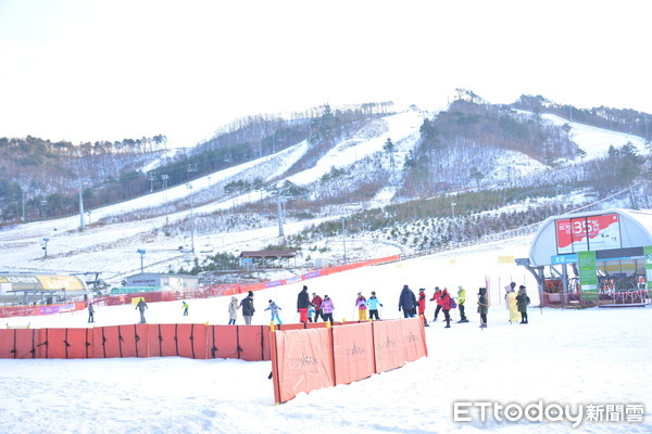 ▲▼韓國2018平昌冬奧滑雪賽場InterContinental Alpensia Pyeongchang Resort阿爾帕西亞洲際度假酒店的初階練習場以及附近的租衣店。（圖／記者李姿儀攝）