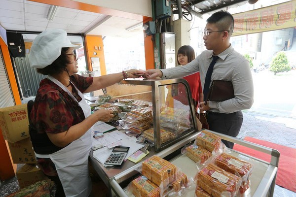 位於嘉義市區的丹鳳蛋捲，原名舞鳳蛋捲，是許多在地人熟知的名店。