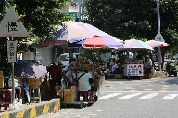 福義軒嘉義總店周邊，長年都有蛋捲黃牛排隊代購，風潮極盛時，蛋捲黃牛月入上看10萬元。