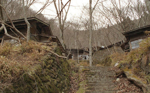 ▲▼隱藏在寧靜小鎮「奪魂杆」，每過一段時間...就有人在此自縊（圖／翻攝自Xtreeem）