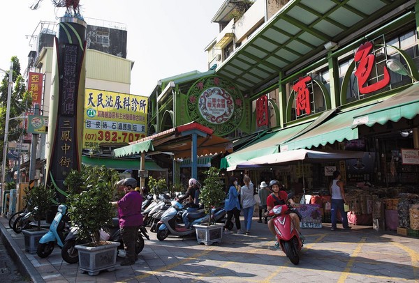 莊姓夫妻在高雄南北貨集中地三鳳中街（圖）、漢口街擁有有2間米店，是當地老字號的米行。