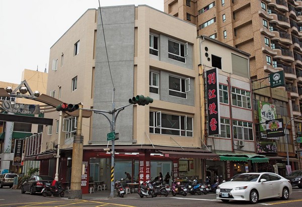 莊姓夫妻的米店已經營2代，生意相當穩定，許多大型的自助餐店，還有劉江便當（圖）的米，都是向他們叫貨。