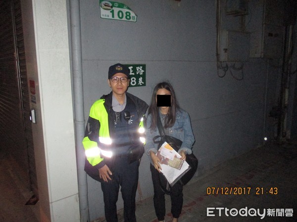 ▲市警二分局海安派出所巡邏警員洪正偉、吳明哲等人，按圖索驥將譚女平安送返旅館，譚女十分感謝。（圖／記者林悅翻攝）