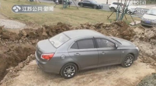 ▲▼南京轎車停放影響施工，工人在四周挖出1米深坑。（圖／翻攝自荔枝網）