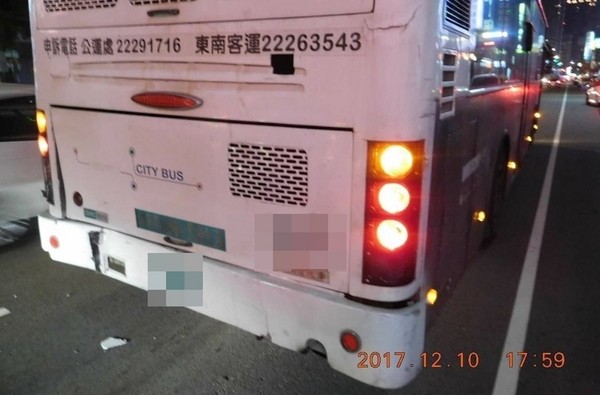 ▲▼千萬勞斯萊斯「幻影」撞公車！凹陷受損…22歲駕駛超淡定。（圖／翻攝照片）