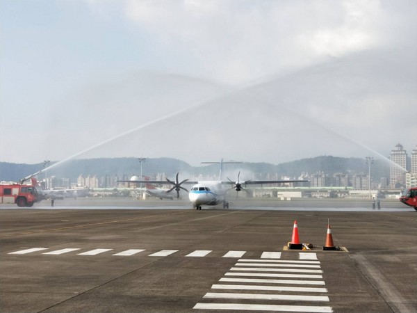 ▲華信航空第2架ATR72-600抵台，預計明年2月中春節前加入營運。（圖／華信航空提供）