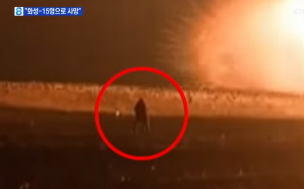 ▲北韓一名攝影師在火箭發射時，遭到推進器的火焰給吞噬。（圖／翻攝自MBN YouTube）