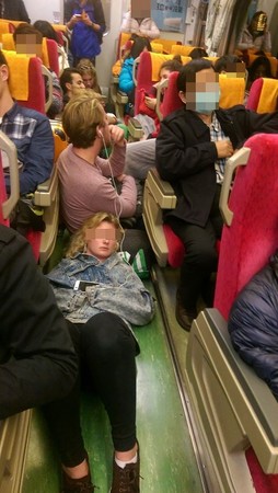 ▲一群外國人在火車上席地而坐，金髮妹更躺著睡覺。（圖／翻攝自台鐵家族）