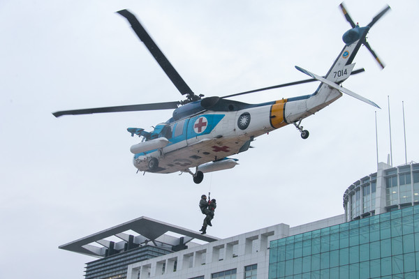▲▼空軍S-70C型直升機執行戰場受傷人員後送作業。（圖／國防部提供）