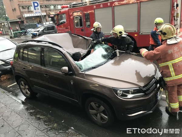 ▲汐止一名男子因不明原因墜樓，掉落一部休旅車上，造成車頂嚴重凹陷毀損，男子送醫急救中。（圖／記者林煒傑翻攝）