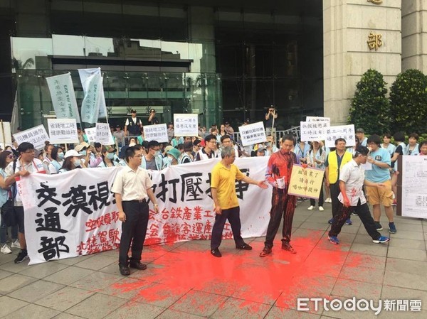 ▲桃園市空服員職業工會等各大運輸業工會集結交通部抗議超時工作。（圖／資料照／記者于佳云攝）