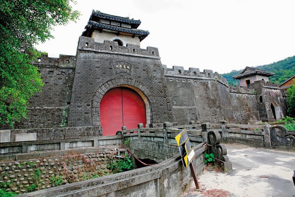 中影資產疑遭低估，連利潤回饋機制也沒有強迫買回條款，外界懷疑交易案有問題。