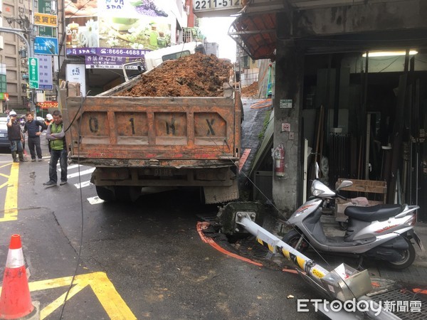 ▲大貨車駕駛車輛不慎倒退，撞到路燈，波及一名85歲老婦人。（圖／記者林煒傑翻攝）