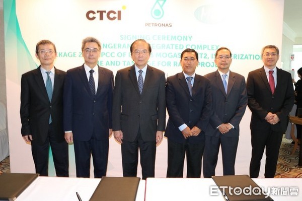 ▲▼中鼎集團副總裁楊宗興（左2）代表簽下馬來西亞石油公司案。（圖／業者提供）