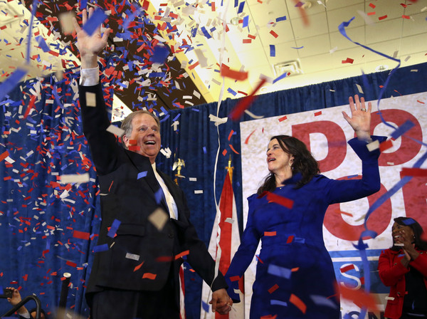 ▲▼美國阿拉巴馬州參議員補選，最後由民主黨候選人瓊斯（Doug Jones）勝出。（圖／達志影像／美聯社）