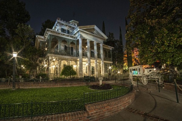 ▲▼加州迪士尼樂園設施幽靈公館（Haunted Mansion`s）。（圖／取自維基百科）