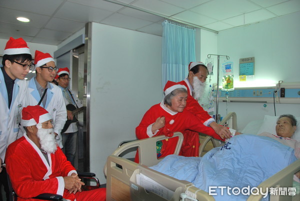 ▲台南市郭綜合醫院護理之家住民，扮聖誕公公婆婆，在病房發糖分享治病心得。（圖／郭綜合提供）