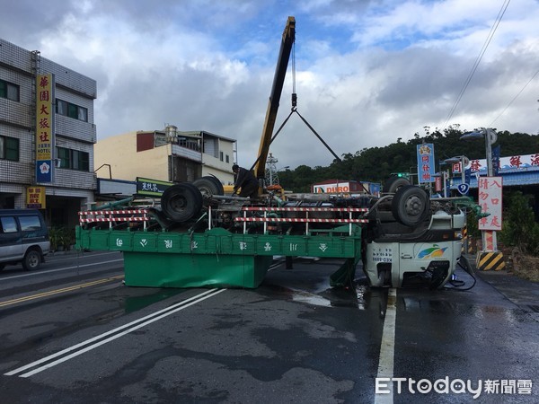 大貨車行經台9線438公里彎道處，疑因車輛爆胎致車輛翻轉180度橫躺北上車道上，黃姓駕駛僅受輕傷無生命危險，但酒測超標經逮捕移送。（圖／台東縣警察局提供）