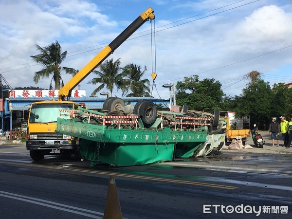 大貨車行經台9線438公里彎道處，疑因車輛爆胎致車輛翻轉180度橫躺北上車道上，黃姓駕駛僅受輕傷無生命危險，但酒測超標經逮捕移送。（圖／台東縣警察局提供）